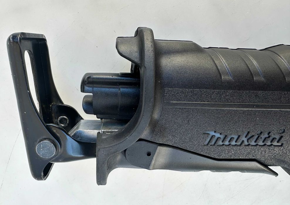 Makita DJR187 -Акумулаторен безчетков саблен трион 2x18V 5.0A като нов