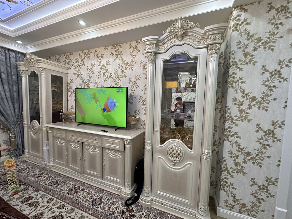 Набор из двух шкафов для посуды и комод под телевизор.