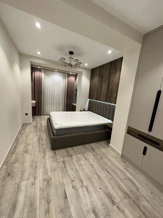 Продается 3х ком. кв-ра, 1-эт, банковская, ор-р: рест-н “Visol”, 120м²