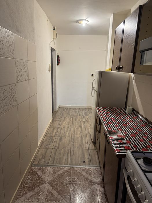 Inchiriez apartament cu 2 camere .
