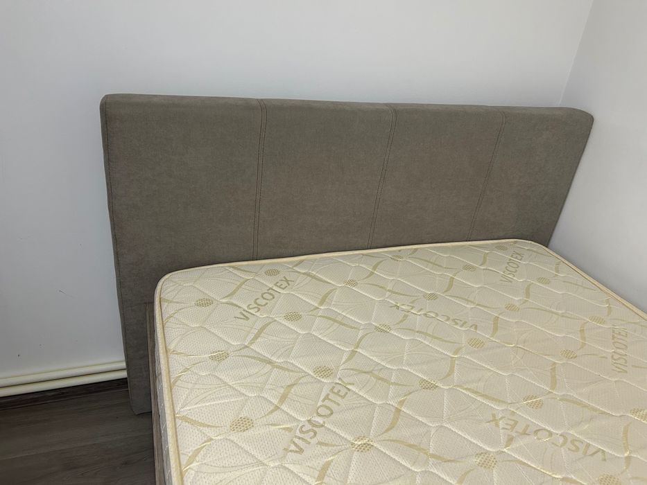 Pat tapitat cu saltea, aproape nou, 120/200.