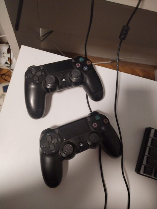 Ps4 slim cu 2 manete si 7 jocuri merge foarte bine
