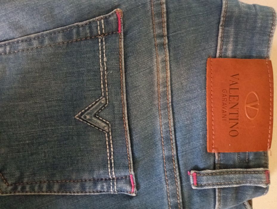 Vând blugi de damă Valentino