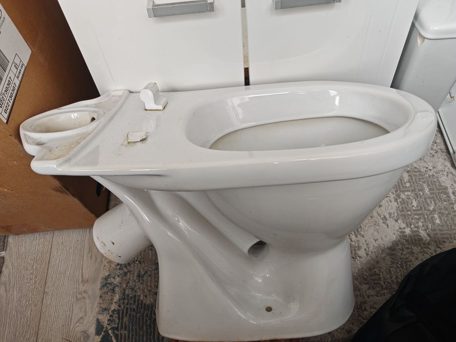 Унитаз с бочком, в рабочем состоянии