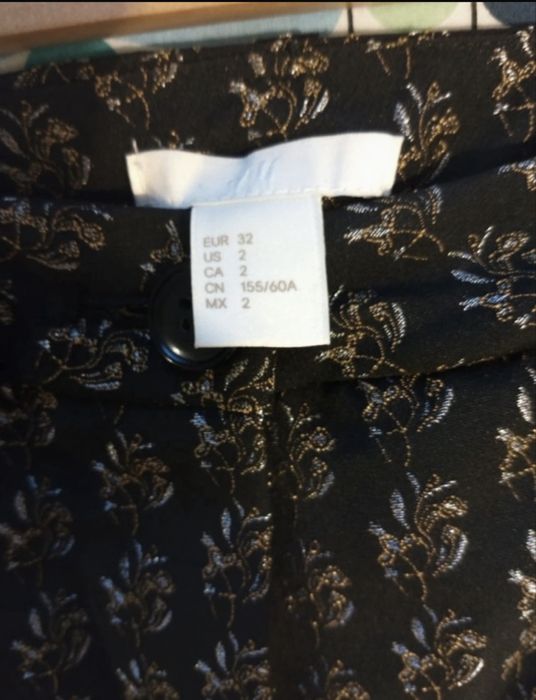 Pantaloni H&M cu print, 32