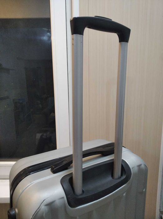 Дорожный чемодан на колесах.