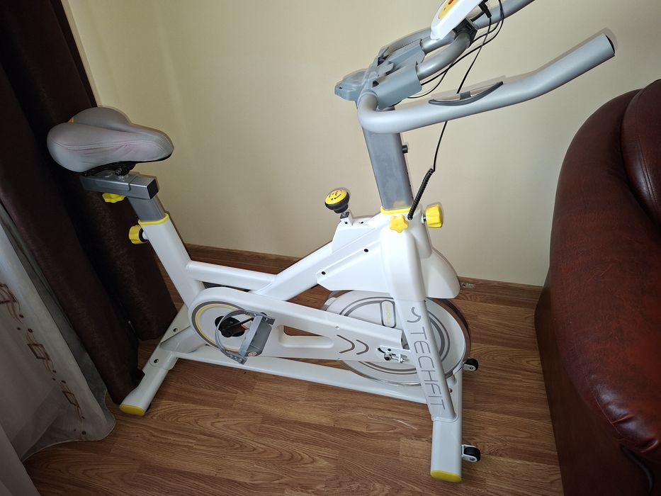 Bicicleta Spinning TECHFIT® SBK800, Volanta 8Kg eficienta, 99 Trepte, Sistem pedalare fata/spate, Utilizator 120Kg, Transmisie Curea