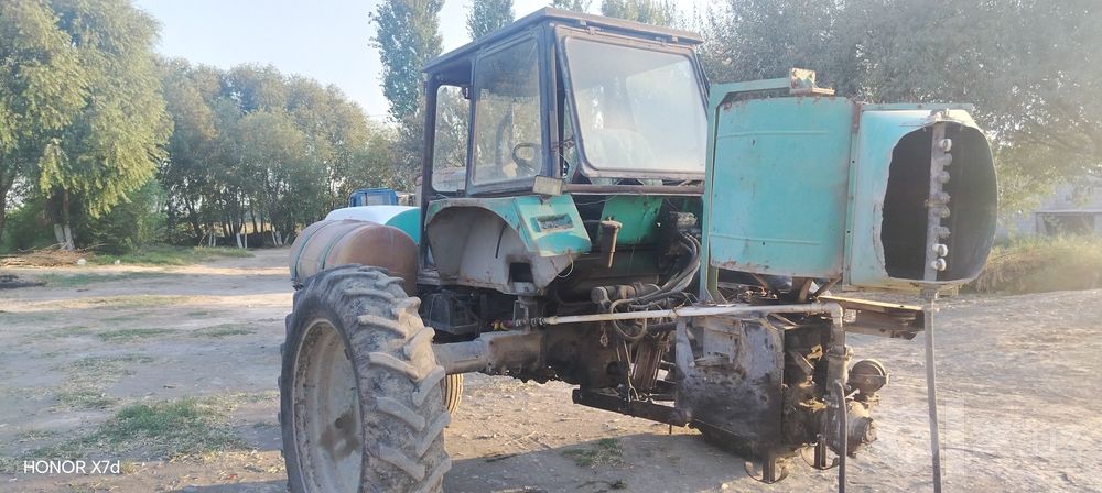 Traktor TTZ ovhisi bilan birga