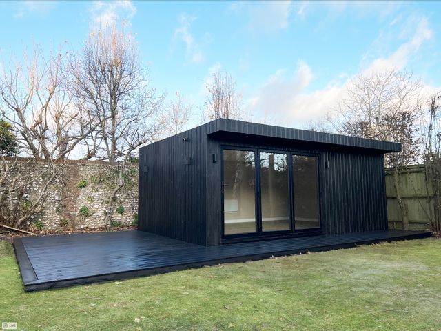 Confainer modular imbracat in lambriu de lemn negru