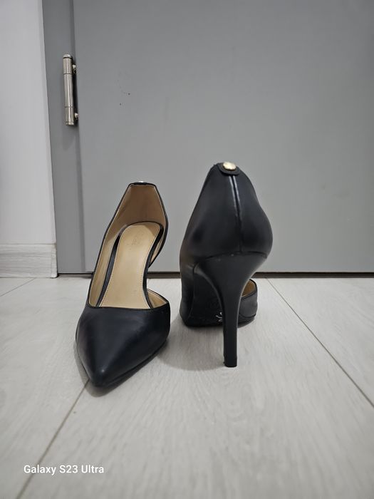 Vând pantofi de dama, din piele naturala, negrii, marca Michael Kors,