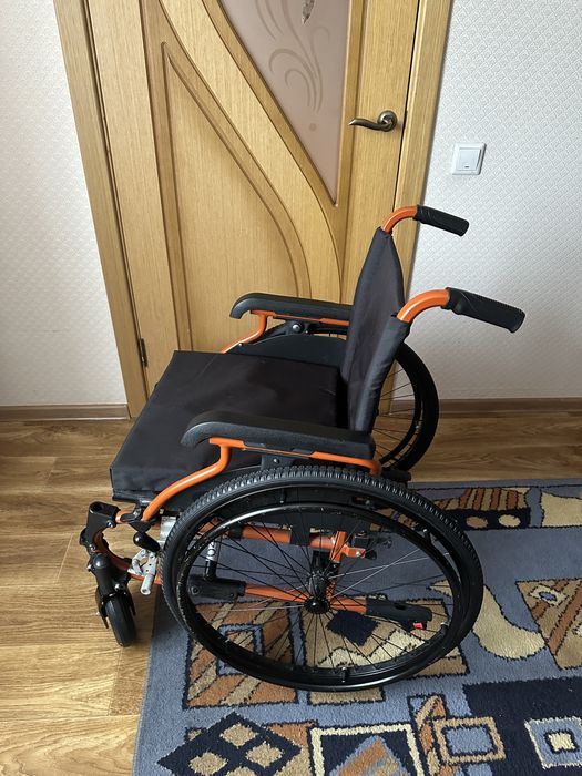 Продам инвалидную коляску