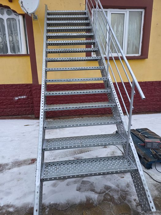 Scari metalice zincate facem la comanda