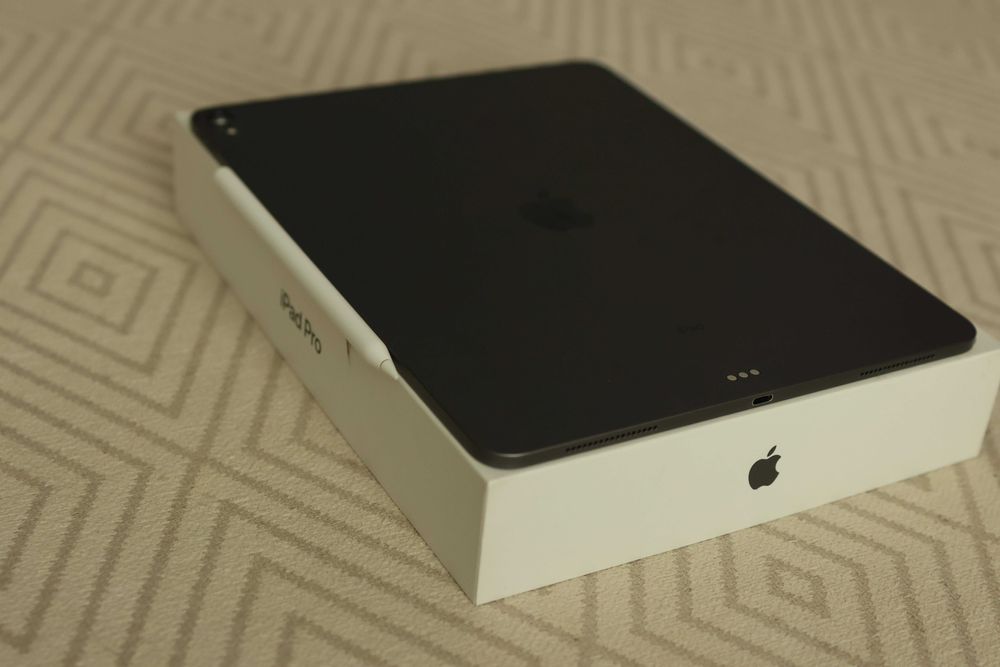iPad Pro 12.9” (2018, Gen 3) + Apple Pencil - 64GB