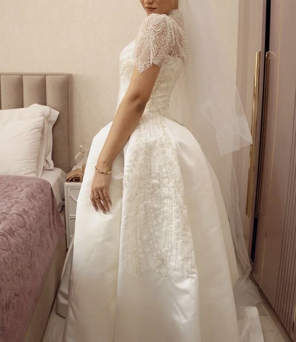 Свадебное платье цвета айвори, фата и перчатки в подарок, на пуговицах