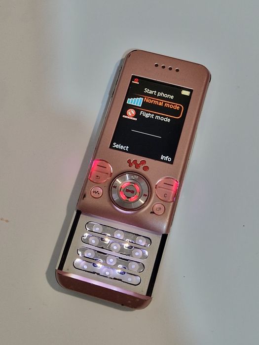 Telefon Sony Ericsson perfect funcțional, lipsa tastatura