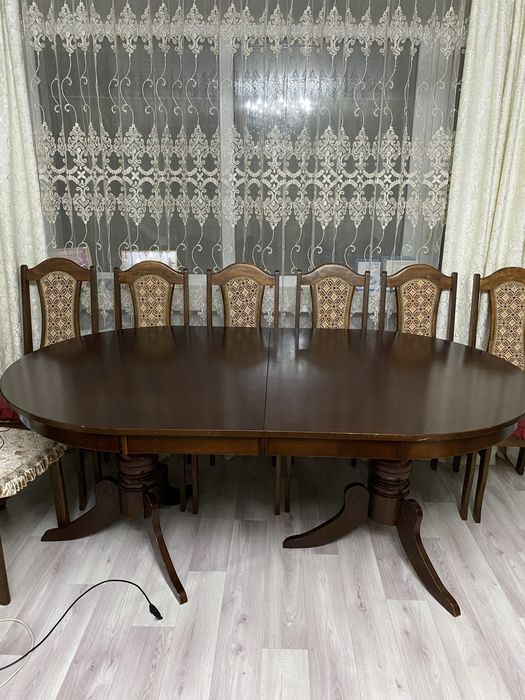 Большой стол  и шесть стулья в гостинную комнату