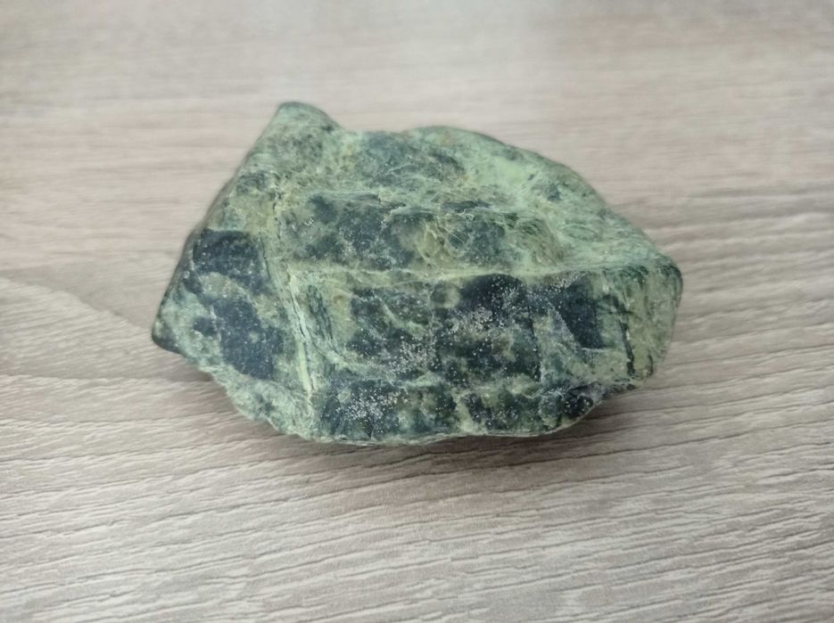 Серпентин (змеевик) змийски камък