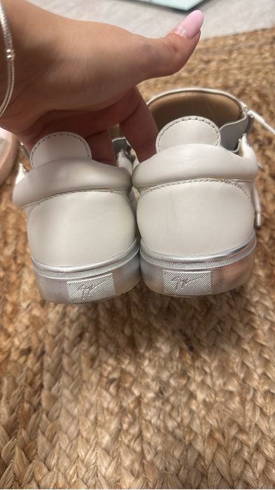 Adidasi superbi si comozi