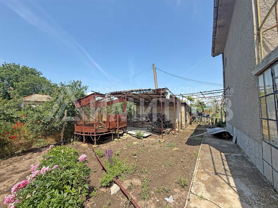 Продава триетажна вила с хубав, равен двор от 825 кв.м в с. Златна нива, обл. Шумен
