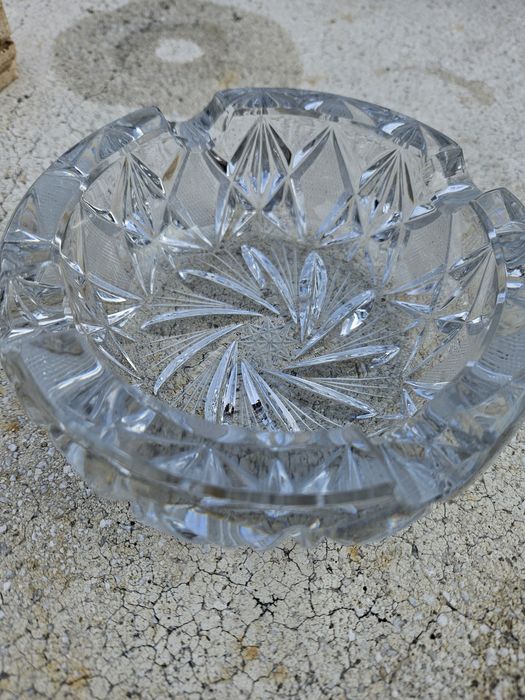 Кристален масивен пепелник, мраморен пепелник и запалка.