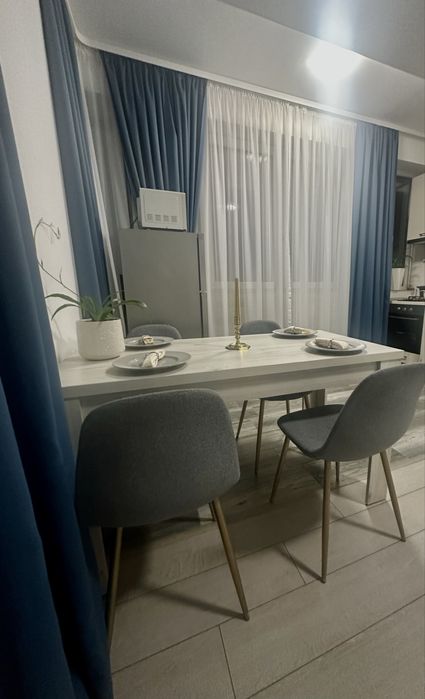 Masa de dining cu 4 scaune