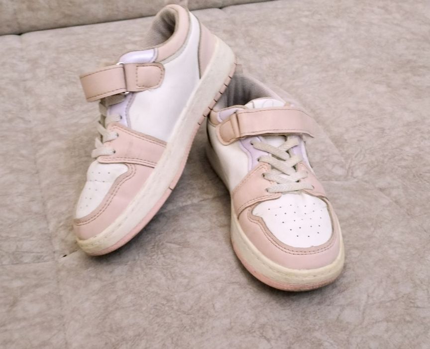 Продаются кроссовки для девочки размер 32