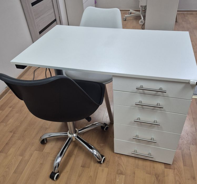 Продам маникюрный стол