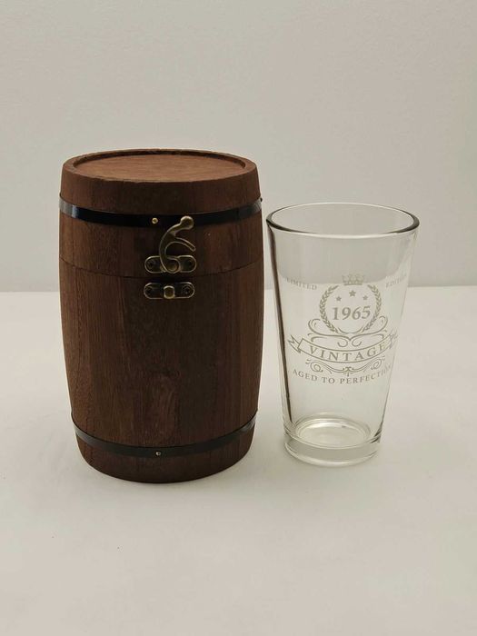 Pahar bere aniversar 450 ml, sticla fara plumb, in cutie cadou tip butoi, editie 1965, maro