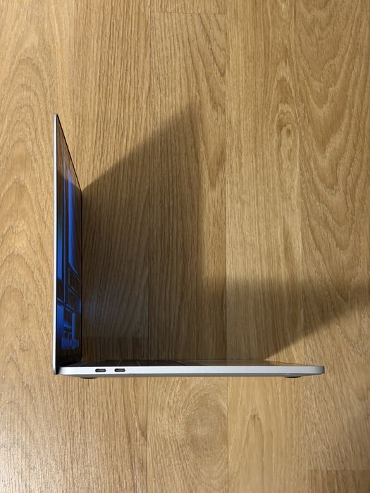 MacBook Pro 13-inch, 2017 Four Thunderbolt 3 Ports touchbar intretinut