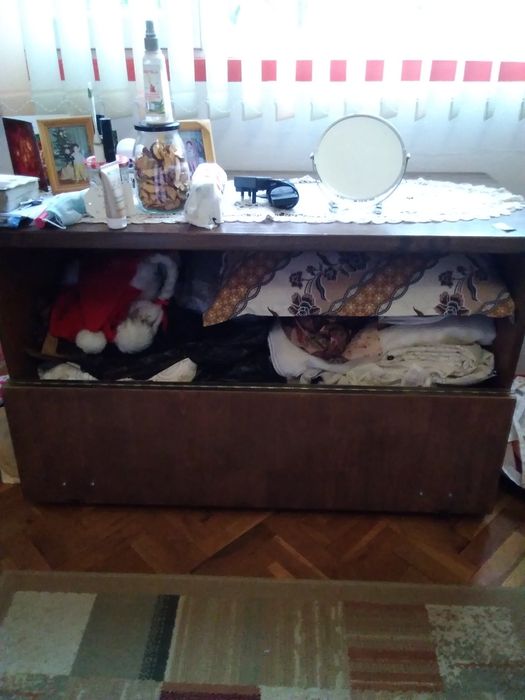 Продавам скрин масивен, орех 110x50x67