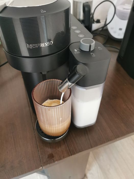 aparat Nespresso Lattissima Vertuo