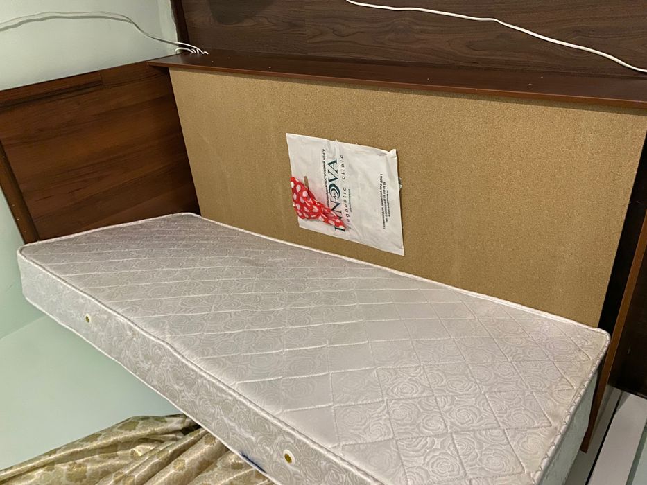 1 kishilik krovat yaxshi matrasi bilan.