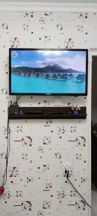 Продам TV + Wi-fi подарок модем + кранштейн + полка