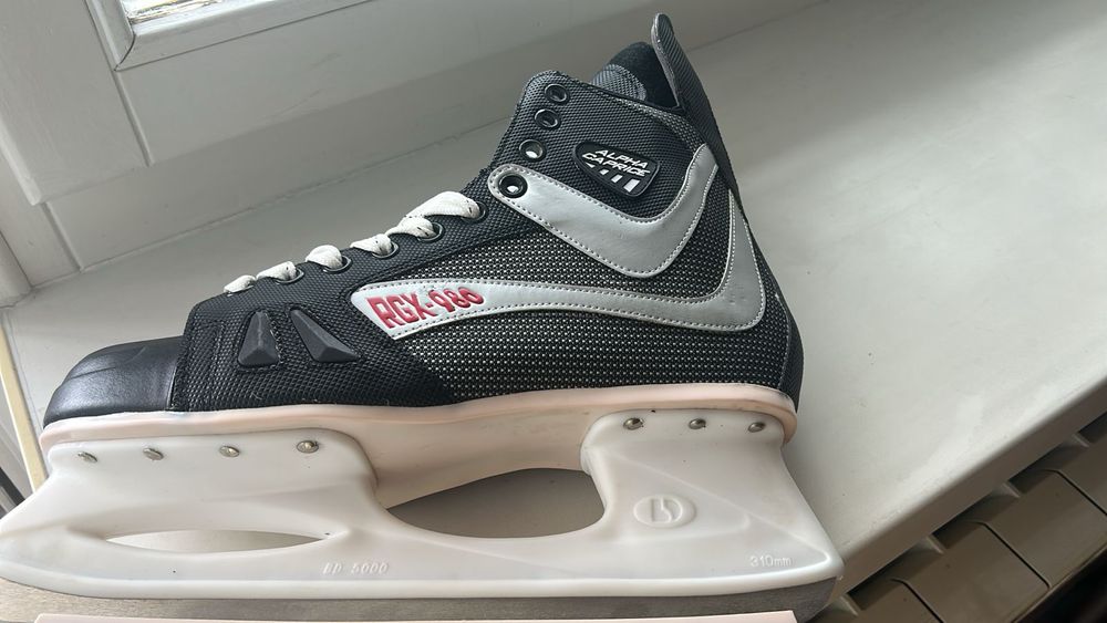 Продам коньки район Есиль  размер 44-45