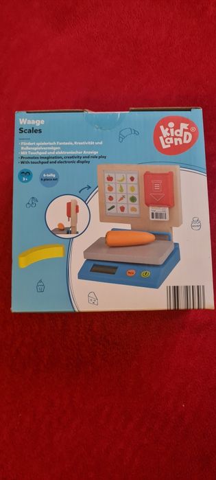 Дървена везна и плодове