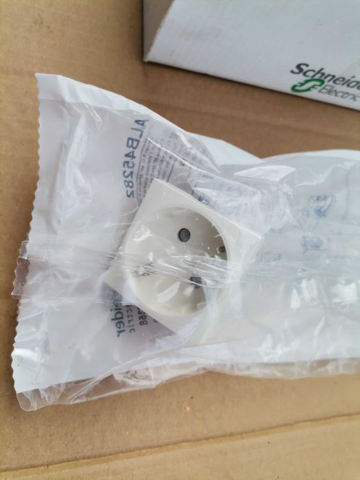 Контакт шуко Schneider , 16A,250V, бял