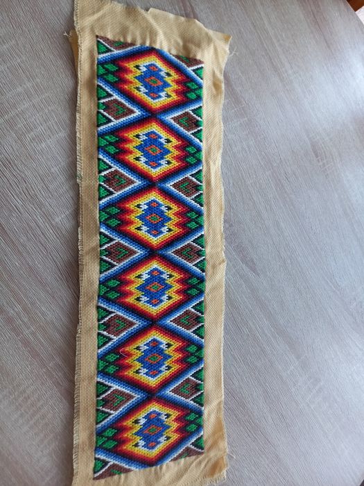 Калъфки за възглавници и карета с бродерииАвтентични ръчнотъкани престилки.