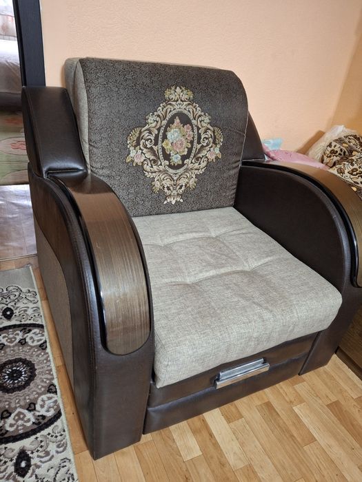 Продам Срочно...  Диван и кресло..