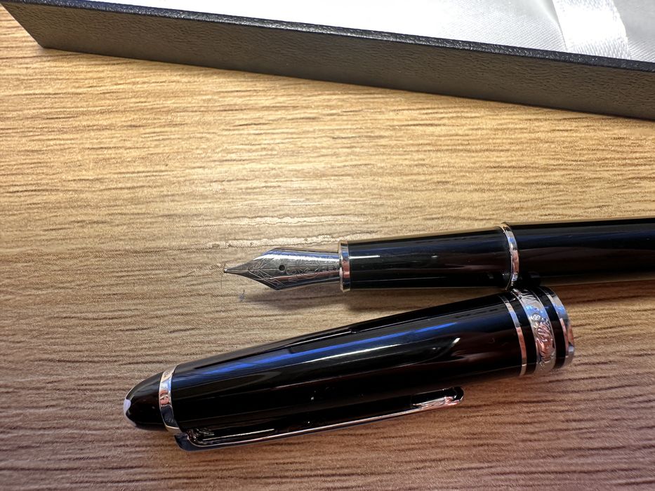 Stilou Mont Blanc negru cu argintiu, cerneala/rezerva