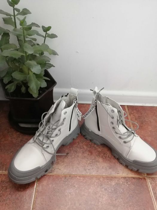 Нови, бели, зимни боти/ обувки