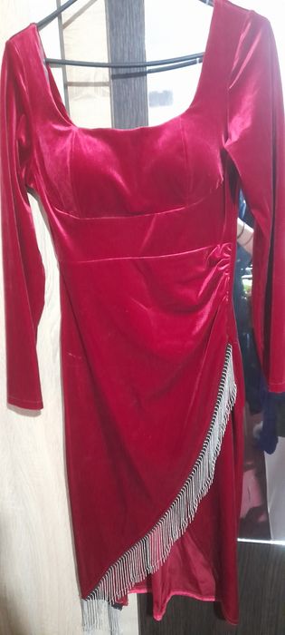 Vând rochița din catifea nouă