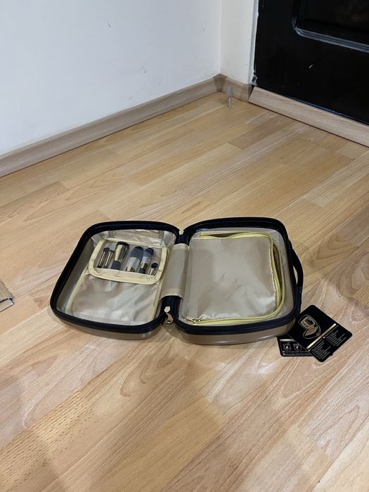 Ново куфарче за козметика Deliplus с подарък