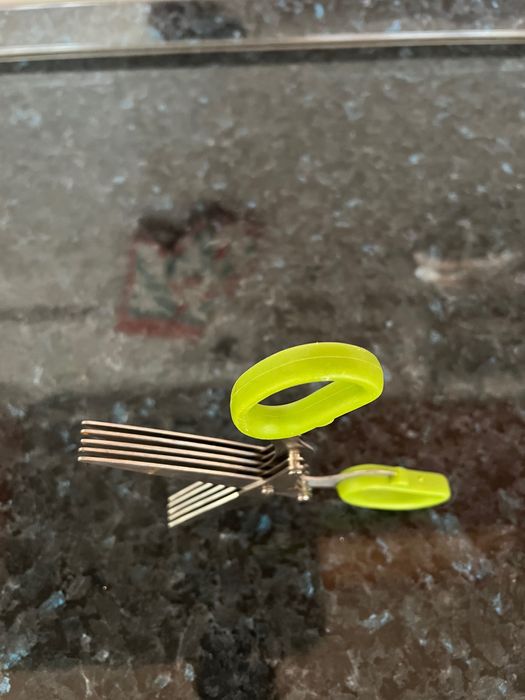 Ножица за рязане на подправки и зеленчуци