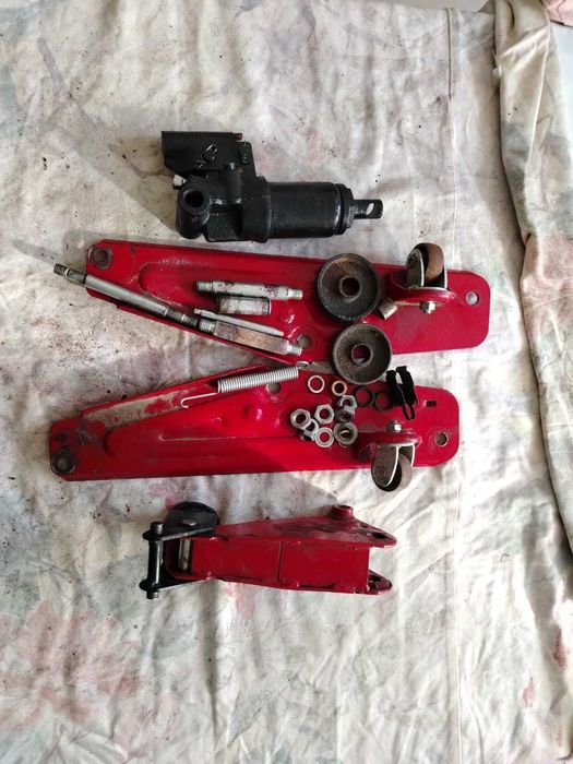 Домкрат 2 штуки    бу .