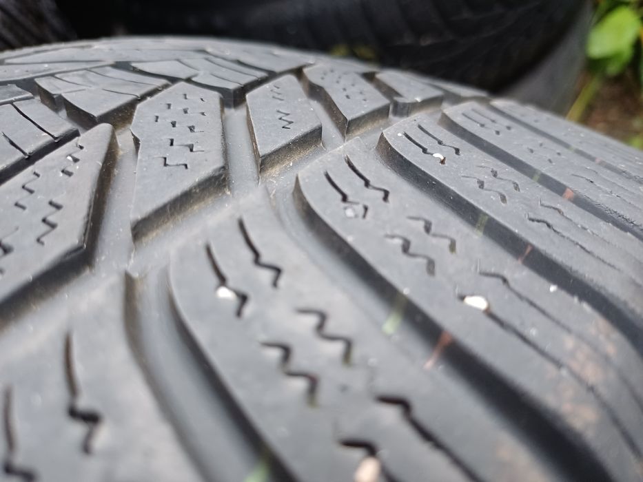 Vând 2 anvelope de iarna 225 40 r18 HANKOOK foarte bune din 2021