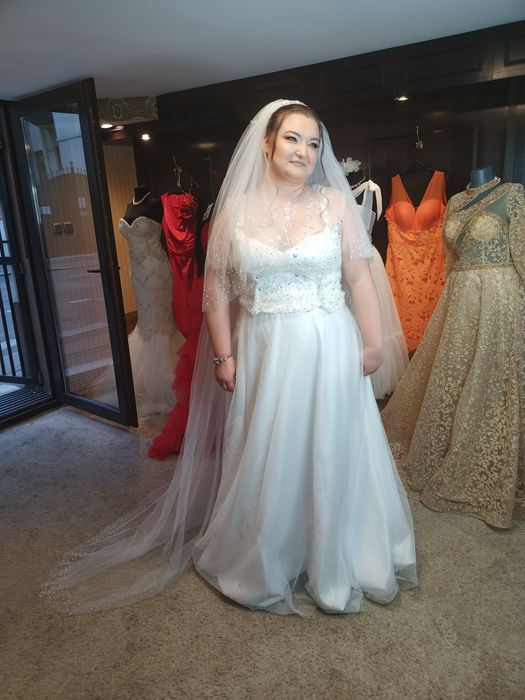 Rochie mireasa + voal lung cu perle