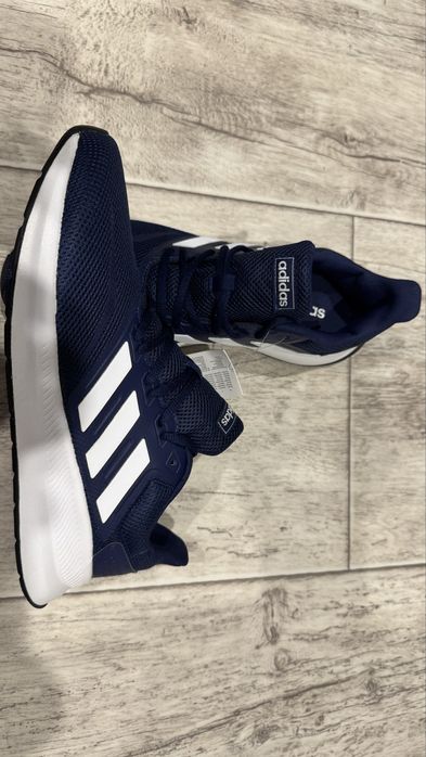 Продаю оригинальные кроссовки Adidas