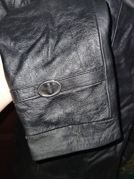 Geaca de piele neagra cu gluga de blana