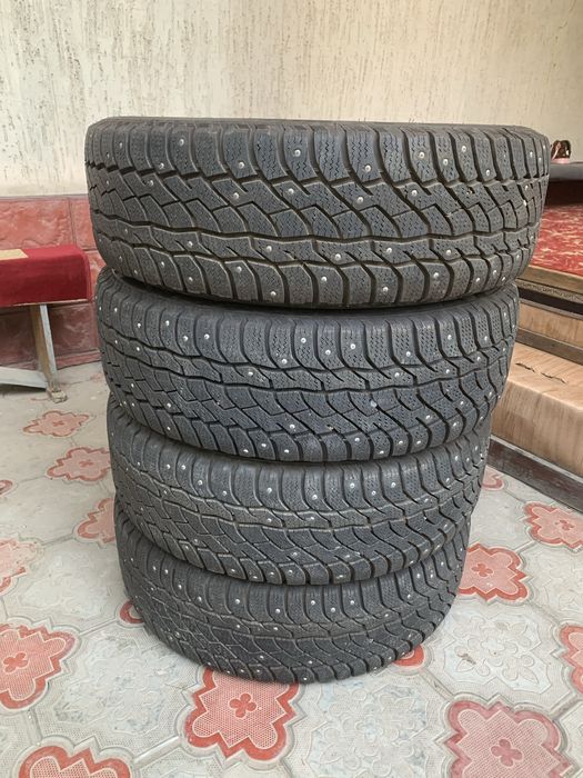 Продам зимние шипованнве шины 235/65/17