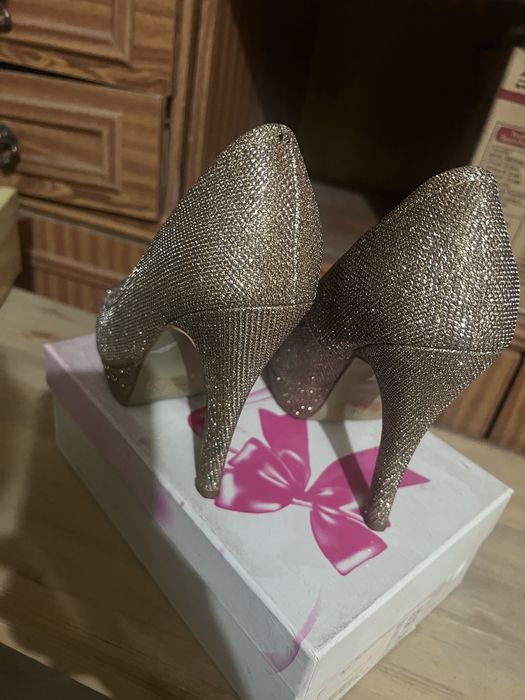 Продам женские туфли